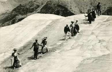 Chamonix (Horní Savojsko, Alpy): skupina elegantních turistů přechází Mer de Glace se svým savojským průvodcem