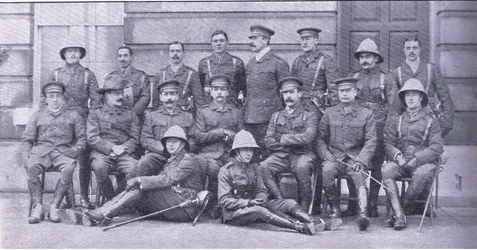 Col Owen, major Boole-Smith a další důstojníci Dragounské gardy, z After Pretoria: The Guerilla War vydané Harmsworth Bros Limited