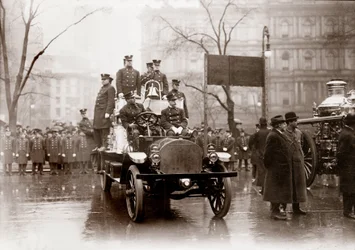 Hasičské sbory vybavené novými hasičskými čerpadly a vozidly, New York 1913. Fotografie.