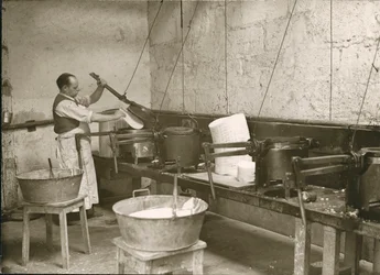 Francie, Centre, Indre-et-Loire (37), Tours: Laboratoire Metadier: muž připravuje formy na výrobu Kalminových tabulek