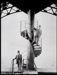 Gustave Eiffel a jeho zeť Adolphe Salles na schodišti Eiffelovy věže v Paříži