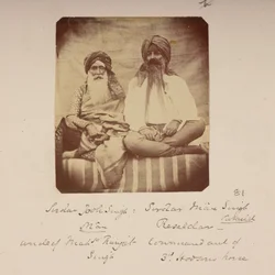Starostové z rodného města Ranjita Singha: jeho strýc Jodh Singh Mann (vlevo) a Man Singh Vuraich, Gujranwala, asi 1860 (čb fotografie)