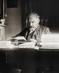 Henri Poincaré u svého pracovního stolu - Bibl. z Ecole Polytechnique