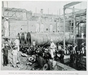 Instalace parních kotlů na předení bavlny Haiphong dne 25. 9. 1899 - v „“ Le Tonkin en 1900“ od Roberta Duboise.