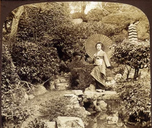 Japonské kimono deštník v zahradě - fotografie, konec 19. století