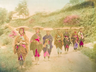 Japonky. Sedm Japonek stojí v řadě na venkovské silnici. Japonsko, kolem roku 1910.