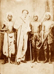 Poručík Joseph Sherer, asistent vrchního inspektora Cachar, se svými nosiči, Manipur, circa 1861