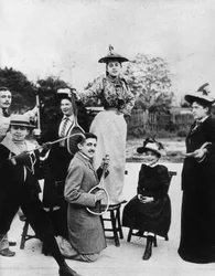 Marcel Proust (1871-1922) klečící s tenisovou raketou před Jeanne Ponquet stojící na židli v Neuilly (Francie) 1892