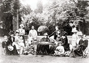 Členové britské královské rodiny včetně krále Jiřího V., krále Edwarda VIII. kolem královny Viktorie na zahradní slavnosti. Fotografie mezi lety 1895 a 1901.