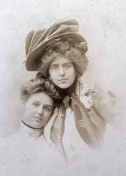 Natalie Clifford Barney a Renee Vivien, Francie, asi 1900 (čb fotografie)