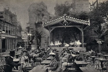 Populární životní scéna v Moulin Rouge v Paříži. Fotografie, konec 19. století, Paříž. Coll. Selva.