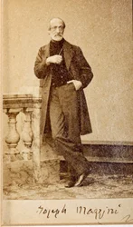 Portrét Giuseppe Mazziniho, s autogramem (černobílá fotografie)