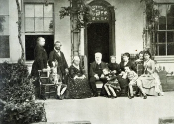 Portrét Victora Huga v exilu na Guernsey v roce 1866 s Juliette Drouetovou po jeho pravici.