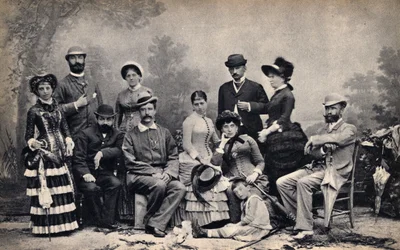 Portrét rodiny s fotografem, před venkovským prostředím. Fotografie, konec 19. století, Paříž. Coll. Selva.