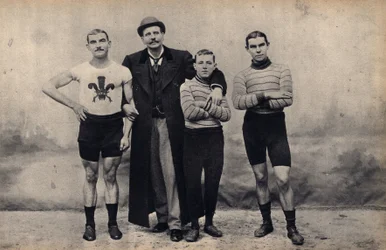 Portrét týmu cyklu Gladiator. Fotografie, konec 19. století, Paříž. Coll. Selva.