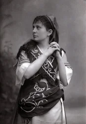 Portrét sopranistky Elisabeth Janvier v „Le Tribut de Zamora““ od Charlese Gounoda v roce 1881.