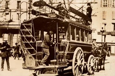 Zadní část tramvaje tažené koňmi.