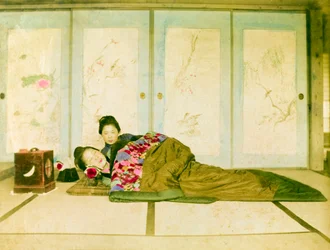 Leží na futonu. Dvě japonské ženy leží na tradičním futonu položeném na podlaze. Japonsko, kolem roku 1910. Japonsko, východní Asie, Asie. ©Cultural Heritage Images/UIG/Leemage
