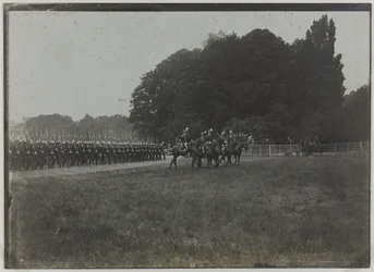 Přehlídka 14. července, průvod školy Saint-Cyr, Paříž, cca 1900 (čb foto)