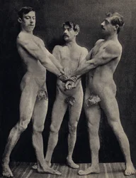 Přísaha Horatiů, tři nazí muži skládající přísahu. Fotografie, konec 19. století, Paříž. Sbírka Selva.