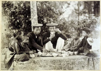 Vietnamci u jídla, v.1895.