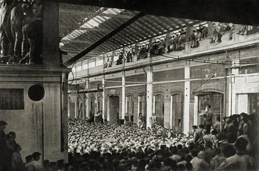 Dělníci shromáždění v továrně v Turíně během Biennio Rosso v roce 1920, Dějiny dělnického hnutí (čb foto)