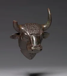 Příloha Bull Head, cca 700-600 př. n. l. (bronz)