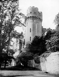 Caesars Tower, hrad Warwick, Warwickshire, 1924-1926.