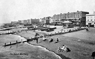 Pláž ve Worthing, West Sussex, 1917.
