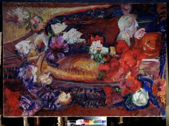 Zátiší s dekorativním polštářem a květinami. Obraz Vasilije Ivanoviče Denisova (1862-1921). Olej na plátně