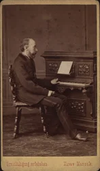 Portrét libretisty a skladatele Franze Friedricha Richarda Genée 1823-1895, cca 1880-1885.