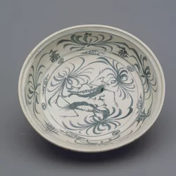 Miska s vodní scénou, dynastie Li, konec 15. až začátek 16. století (porcelán)