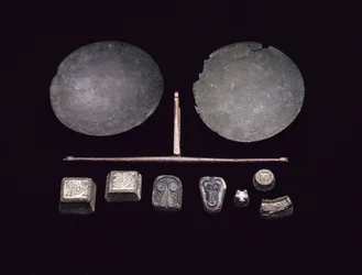 Kladina pro sadu vah, z pohřbu vikingské lodi v Kiloran Bay, Colonsay, Argyll, 875-925 AD (bronz)