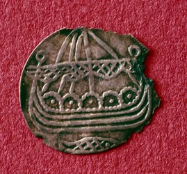 Mince zobrazující drakkar (kov)