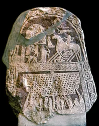 Runestone zobrazující Wotana (Odina) na jeho osminohém koni Sleipnir, jak nastupuje na vikingskou longship (kámen)