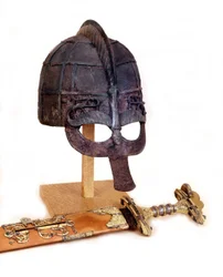 Vikingská helma a meč. Statens Sjohistoriska, Stockholm.