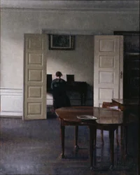 Interiér s Idou hrající na klavír