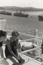 Pár na palubě výletní lodi "Oceania", z alba "At the Edge of Oceania 28th July to 10th August 1935".