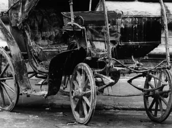 Kočár zničený bahnem po povodni ve Florencii, listopad 1966 (čb fotografie)
