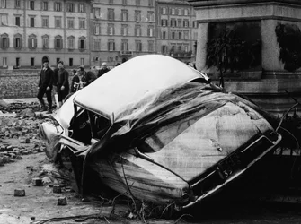 Citroen DS při povodni ve Florencii, listopad 1966 (čb foto)