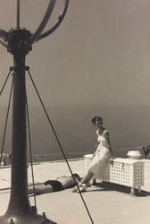 Pár na palubě výletní lodi "Oceania", z alba "At the Edge of Oceania 28th July to 10th August 1935".