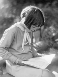 Dívka při čtení; Fotoateliér