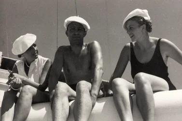 Cestující na palubě výletní lodi "Oceania", z alba "At the Edge of Oceania 28th July to 10th August 1935".