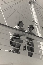 Cestující na palubě výletní lodi "Oceania", z alba "At the Edge of Oceania 28th July to 10th August 1935".