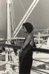 Žena na palubě výletní lodi "Oceania", z alba "At the Edge of Oceania 28th July to 10th August 1935".