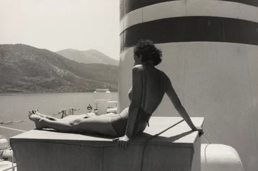 Žena na palubě výletní lodi "Oceania", z alba "At the Edge of Oceania 28th July to 10th August 1935".