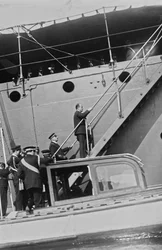 Album "Duce": Benito Mussolini v civilu na žebříku lodi Real Ferruccio v přístavu Gaeta (č/b foto)