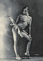 Josephine Baker ve svém slavném banánovém kostýmu, asi 1927