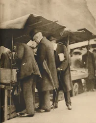 V jedné z knihkupectví na Farringdon Road Market, c1935.