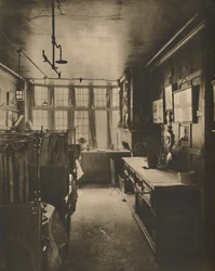 Grilovací restaurace v prvním patře podniku Cock s výhledem na Fleet Street, kolem roku 1935